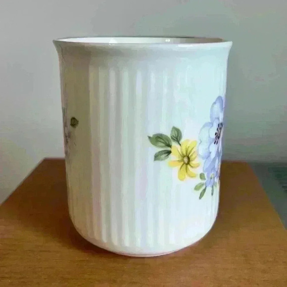 Vintage Sadler Wellington Yellow Purple Floral Fine Bone China Mug England 60s - Picture 2 of 6